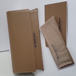 BURBERRY Case and cleaning cloth for glasses or sunglasses.